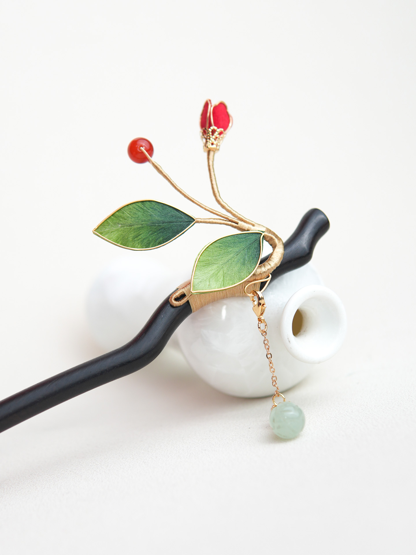 叶间红影[柚子叶东陵玉]